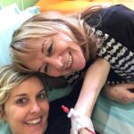 Nadia Toffa Instagram - Buongiorno ragazzi; oggi giorno di chemioterapia. Si sorride sempre; oggi poi ho una compagna d’avventura speciale. La mia dolcissima mammina. Baci solari e viva la vita sempre. Buona giornata amici carissimi ❤️ Ospedale San Raffaele Milano