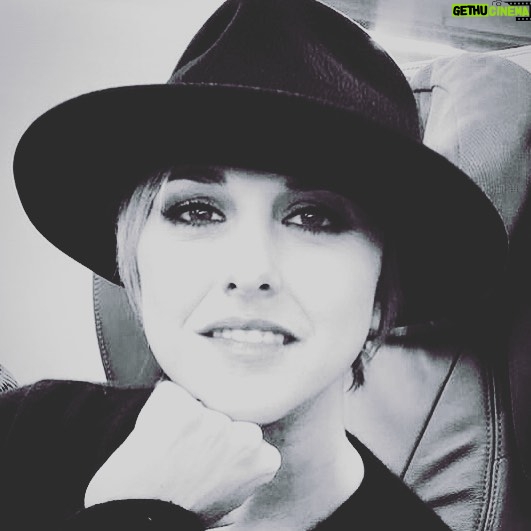 Nadia Toffa Instagram - Iena con 🎩 #civediamostasera #leiene #amoquestocappello #blackandwhite #buonadomenica 😎