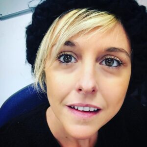 Nadia Toffa Instagram - Ci siamo quasi!!!!!!!!! Stasera tornano #leiene 😎 #studio20 #mediaset #diretta 11febbraio #merdamerdamerda 💩