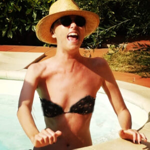 Nadia Toffa Instagram - Ciao a tutti! Sapete già cosa fare domani? Speriamo non piova… Anziché temporali o acquazzoni estivi.... lì chiamano ‘ bombe d’acqua’. La trovo una definizione fuori luogo. Non so voi? 
Raccontatemi i vostri programmi di domani. Buon #ferragosto a tutti! Io lo passo con la mia mami meravigliosa e le mie amiche. Buona giornata N. Divertitevi. #family #amichedel❤️