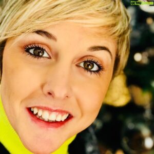 Nadia Toffa Instagram - Amici miei, quest’anno sarà un Natale speciale, stretta alla mia famiglia e alle persone che mi vogliono bene, come quelle che incontro per strada e che si preoccupano per me chiedendomi "come stai", come se mi conoscessero da sempre, un gesto d'affetto che mi riempie il cuore di gioia e che mi regala una forza incredibile. Mica male come regalo per Natale, sono fortunata davvero! Ancora una volta voglio ringraziarvi dal profondo del cuore per aver pensato e sperato per la mia salute, lo faccio da qui, sperando che il mio grazie arrivi a tutti voi, assieme al mio augurio più vero e sincero per un sereno Natale. Penso alle vostre tavole imbandite di cibo con sventagliate di antipasti, primi, panettoni e pandori che al solo pensiero mi viene l’acquolina in bocca, e immagino di essere seduta lì con voi pronta alla tombola dopo mezzanotte.  Buone feste a tutti. ✌❤