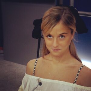 Nadia Toffa Instagram - Ciao ragazzi! Spulciando tra le foto ne ho trovata una in cui ero agli inizi del lavoro in tv. La tv si chiama Telesanterno e sta a Bologna, ci lavoravo durante il periodo universitario. Non avrei mai creduto di arrivare alle Iene...La morale della favola è: “credete in voi stessi e fate di tutto per inseguire le vostre passioni!!” Buona giornata e buon week end  #tv #università #nonmollaremai #credereneisogni❤️