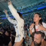 Nah Cardoso Instagram - primeiro show da @hellosoualice e logo um showzão desse, sérioooooo ❤️✨✨✨ FOI LINDO DEMAISSSS, inesquecível. Quando eu iria imaginar ela crescida assim indo num show com a tia babona aqui? Minha parceirinha. Fiquei emocionada e tão feliz em ter vivido isso com ela, mesmo. Vai ficar pra SEMPRE na memória. 🥲 #TSTheErasTour #TheErasTour Allianz Parque