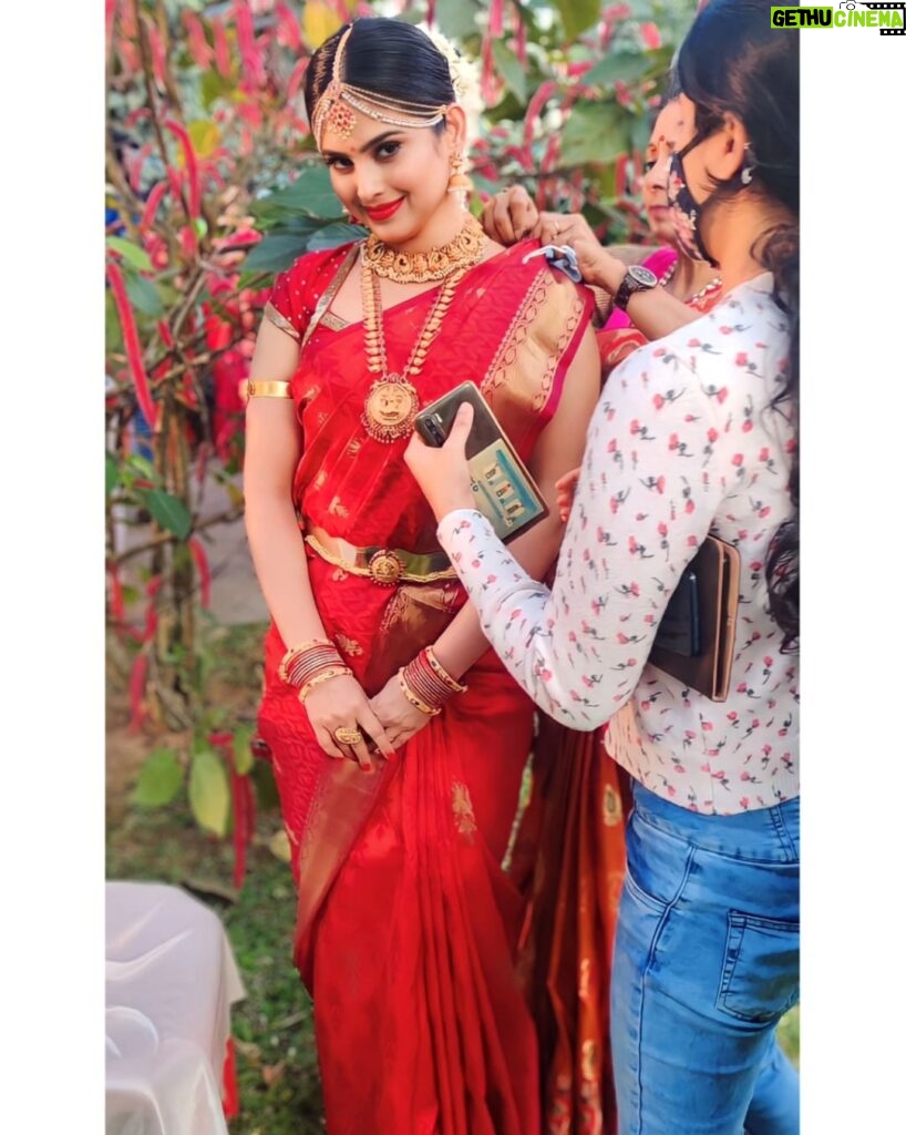 Naina Ganguly Instagram - When your heart and outfit embody pure love for traditions. ❤️ Some behind the scene moment from #Pranayam.