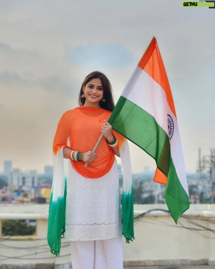 Naina Ganguly Instagram - On Republic Day, let’s pledge to uphold the ideals of our Constitution and work towards a brighter and more harmonious India. Jai Hind. 🤲🇮🇳🧡🤍💚