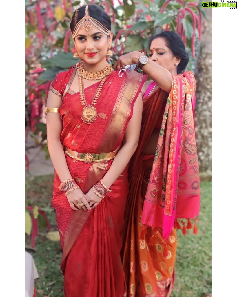 Naina Ganguly Instagram - When your heart and outfit embody pure love for traditions. ❤️ Some behind the scene moment from #Pranayam.