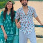 Nakuul Mehta Instagram - Haridwar-ing with my Heeriye @nakuulmehta ❤️ #PilibhitHouseRituals #Haridwar Shukriya @gautam.verma.718