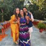 Nakuul Mehta Instagram - The weekend was spent celebrating the union of two of the most joyous, drunk in love and the warmest people we may know off.. Kashu & Akshat ❤️ It ran without a schedule, with lots of impromptu dancing, happy tears, so much heart and to our utter disappointment the exception of that generic mausi/tayaa ji present in every wedding complaining about the younger generation! There are great days, there are beautiful ones and then there are days which promise to stay with you for a very long time. Watching the both of you celebrate each other and revel in the company of your closest will remain one of the happiest memories. Eternal happyness @kashmira_irani & @captain_akshat ❤️ . . Also, special love to @malvikatalwar for @yeh_lehenga_nahi_mehenga waali sherwani 🤙🏼