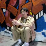 Nam Yoon-su Instagram - 크록스의 새로운 에코 컬렉션과 함께 나만의 힙한 캠퍼스 룩으로 활기찬 신학기 시작해봐요 🙌 #광고 #크록스 #지비츠 #crocs @crocskorea
