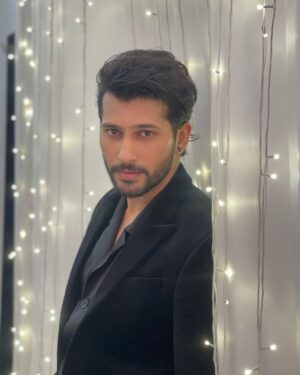 Namish Taneja Instagram - They looked into each other’s 
eyes. 
that was the end.
.
.
📸 @chaudharybhaweeka 
.
#allbecauseofmyfans
