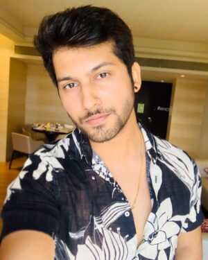Namish Taneja Instagram - If you can’t remember my name, just say ‘chocolate’ 🍫🍫🍫🍫… I’ll turn around. #allbecauseofmyfans