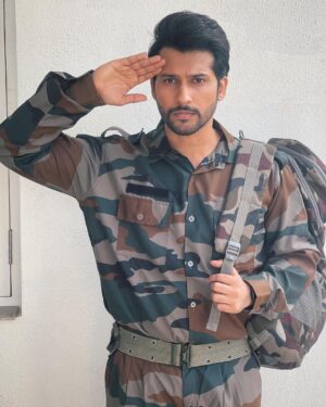 Namish Taneja Instagram - Happy republic day 
Let’s salute the flag 🇮🇳 of our nation and pray for its glory.
.
.
.
.
#indianarmy 
#happyrepublicday🇮🇳 
#allbecauseofmyfans