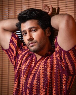 Namish Taneja Instagram - Sway 🧡
.
.
.
.
.
📸 @deepak_das_photography @kakali_das_photography 
Styling : @shalu_jaiswani 
🖌 @makeup_artist_dipak_nayak_ 
Hair: @hmu_by_rb 

#NamishTaneja
#allbecauseofmyfans