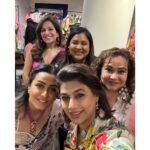 Namrata Shirodkar Instagram - A fabulous new collection by @gazalguptacouture ✨ Had a wonderful time with some nice Delhi gupshup! @pinkyreddyofficial @archiemirchi @bobbykandhari @gazalgglove Jewellery: @irasvafinejewellery