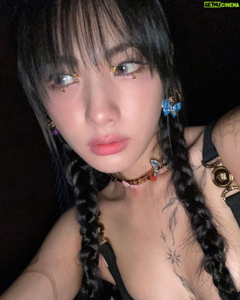 Nana Instagram - ✨Versace make up & styling🦋🐞🌸