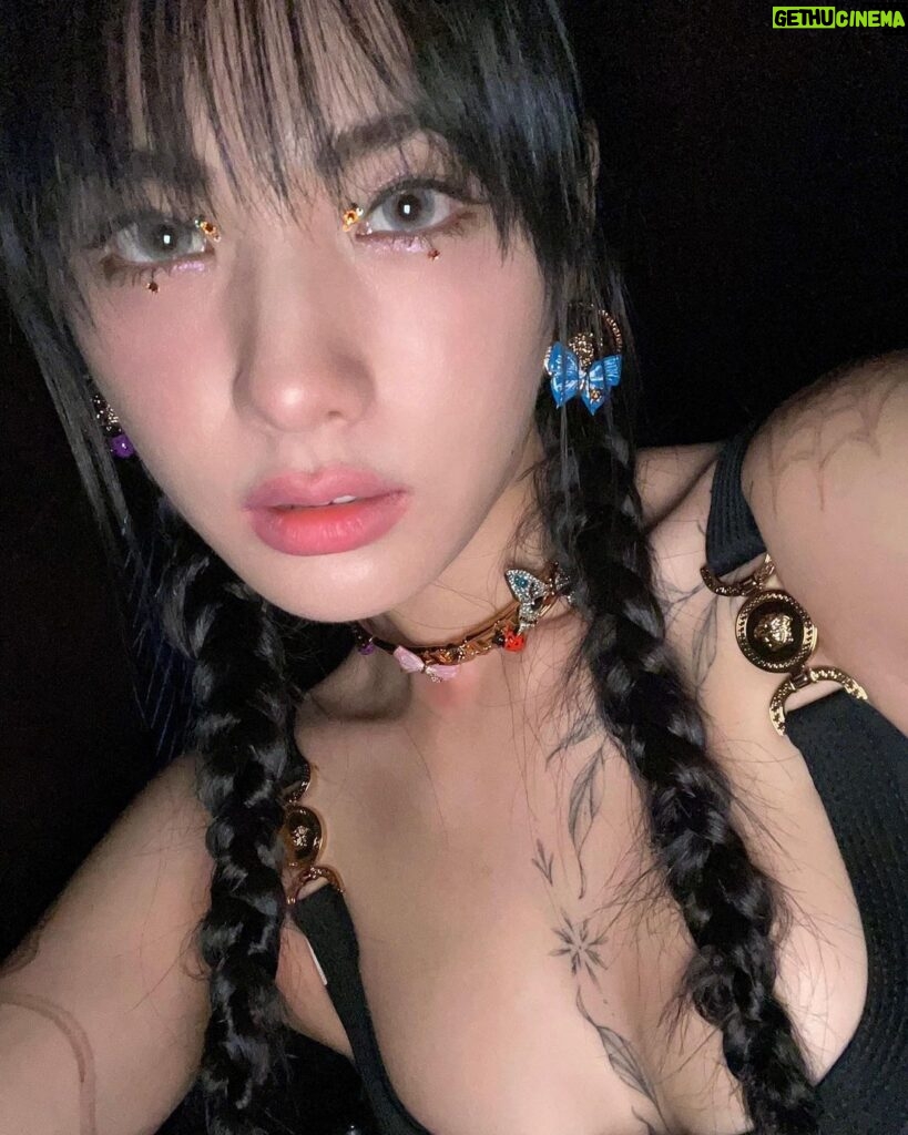 Nana Instagram - ✨Versace make up & styling🦋🐞🌸