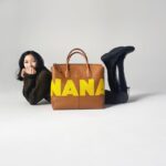 Nana Eikura Instagram – NANAバッグ🤍🤍🤍
じつは、こちら、スペシャルオーダーが出来ちゃいます😍皆さまもご自身の名前でオーダーして自分だけのバッグを🤍
明日（9/14）から阪急うめだ本店でスタートするポップアップイベント「TOD’S T-CLUB」では、「ディーアイ バッグ」の初のメイド・トゥ・オーダーサービスとなる「My Di Bag」を先行スタートします。バッグのフロント部分に好きな文字をレタリングすることで自分だけの1点をカスタムオーダーできるサービスです。”
（補足：4サイズ、7色のカーフレザーからセレクトされた本体に、アルファベットで好きな文字を6色のカラーから選べます）
阪急うめだ本店でのポップアップイベント「TOD’S T-CLUB」は9月14日（水）～20日（火）
@tods @walterchiapponi #tods