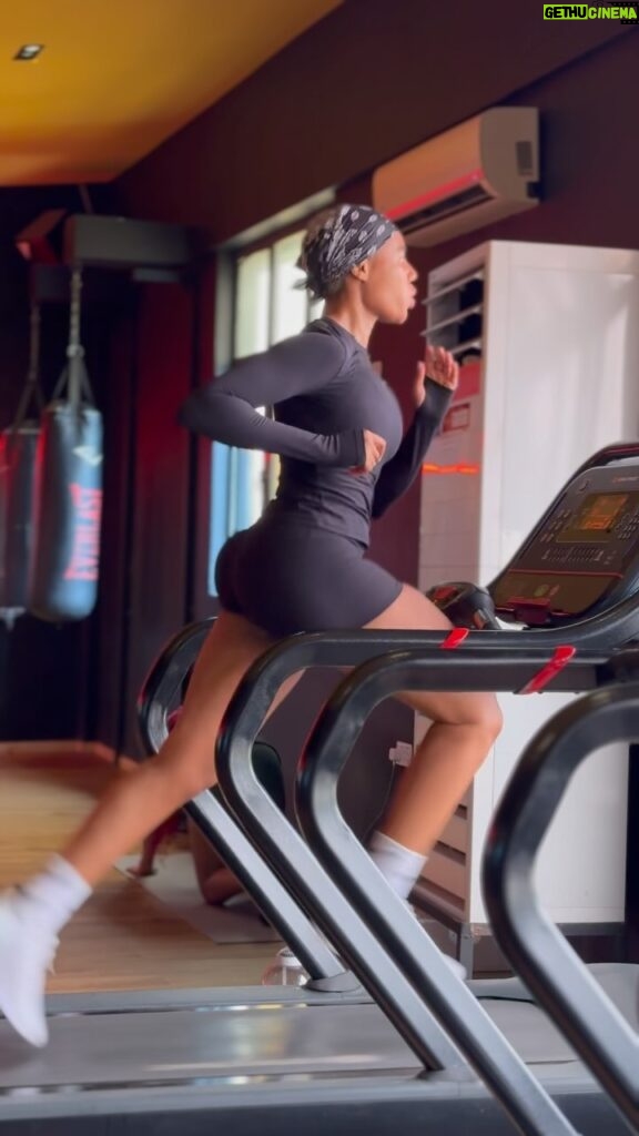 Nancy Isime Instagram - Okay, but can you Sprint at 20MPH and make it look easy?🤨 My sprinting game keeps getting tighter, and I’m loving it!🥰 By the way, this month makes it 6years since I made Fitness my lifestyle and I wouldn’t change anything about this Journey❤️ Forever to Go💪🏽 🎥: @kemenfitness