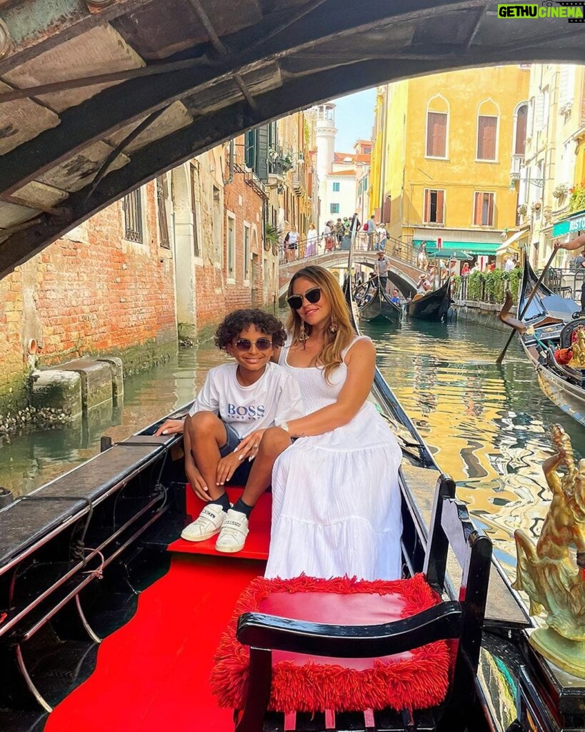 Nani Instagram - 𝐕𝐞𝐧𝐞𝐳𝐢𝐚 🥰🛶 #family #venice #moments Venezia, Italy