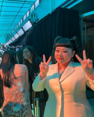 Naomi Watanabe Instagram - ニューヨーク五番街の @tiffanyandco 本店リニューアルオープンイベントにご招待頂きましたのでお祝いに行ってまいりました！

本当に世界中の方々がお祝いに駆けつけてて溢れかえる人混みの中、ブランドアンバサダーを務めるジミン大先生と再会したよ🫶

昔一緒に仕事したことあったけど流石に覚えてないだろうなーと思いながらも一か八か遠くから手振ってみたら「お久しぶりです！」って覚えてくれてた
SPになんかヤバいやつ来た！みたいに警戒されてたからまじ危なかった

覚えてくれてて嬉しい！って言ったら、はい、確か5.6年前ですね？ってピンポイントで言われて記憶力エグくない？って笑っちゃったよ

で最後に
私達のファンはあなたが好きです！
って言われて、謎にテンパって
私も好きですとお伝えください(?)
とか意味わかんないこと言った。
BTSファンポカン案件

身体に気をつけて過ごしてね！とか親戚のおばさんみたいなこと言って去りました

色んな方々とお祝いトークしながら
素敵な1日を過ごしました！！
てかすごい貴重な経験でした！
おケイティ先生のライブもみんなぶちあげでした！

こういうパーティーってみんな軽く食べるくらいなのに私10回くらいおかわりしまくってたから流石にお店の方引いててワロタ
またあいつ来た…みたいな顔しててうにょ

ぜひニューヨークに来た時は新しくなった @tiffanyandco に遊びに行ってみて！

ちなみに今回のアクセサリーは全て
ティファニー大先生の作品です💙

なんかさ、凄いパーティーで色んな方と
お喋りできてまじ夢みたいでした

hair @nerohair 
styling @cc_looo 

#TiffanyandCo #TheTiffanyLandmark #TiffanyPartner