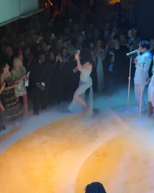 Naomi Watanabe Instagram - ニューヨーク五番街の @tiffanyandco 本店リニューアルオープンイベントにご招待頂きましたのでお祝いに行ってまいりました！

本当に世界中の方々がお祝いに駆けつけてて溢れかえる人混みの中、ブランドアンバサダーを務めるジミン大先生と再会したよ🫶

昔一緒に仕事したことあったけど流石に覚えてないだろうなーと思いながらも一か八か遠くから手振ってみたら「お久しぶりです！」って覚えてくれてた
SPになんかヤバいやつ来た！みたいに警戒されてたからまじ危なかった

覚えてくれてて嬉しい！って言ったら、はい、確か5.6年前ですね？ってピンポイントで言われて記憶力エグくない？って笑っちゃったよ

で最後に
私達のファンはあなたが好きです！
って言われて、謎にテンパって
私も好きですとお伝えください(?)
とか意味わかんないこと言った。
BTSファンポカン案件

身体に気をつけて過ごしてね！とか親戚のおばさんみたいなこと言って去りました

色んな方々とお祝いトークしながら
素敵な1日を過ごしました！！
てかすごい貴重な経験でした！
おケイティ先生のライブもみんなぶちあげでした！

こういうパーティーってみんな軽く食べるくらいなのに私10回くらいおかわりしまくってたから流石にお店の方引いててワロタ
またあいつ来た…みたいな顔しててうにょ

ぜひニューヨークに来た時は新しくなった @tiffanyandco に遊びに行ってみて！

ちなみに今回のアクセサリーは全て
ティファニー大先生の作品です💙

なんかさ、凄いパーティーで色んな方と
お喋りできてまじ夢みたいでした

hair @nerohair 
styling @cc_looo 

#TiffanyandCo #TheTiffanyLandmark #TiffanyPartner