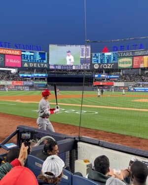 Naomi Watanabe Instagram - 2年ぶりに大谷選手を拝みにヤンキースタジアムに行きました！

しかもこの日4/18はちょうど
旧ヤンキースタジアム100年記念日という特別な日。

今回も頑張って良き席を取ったんですが、相変わらずシャイなもんで大きな声で応援できず

集中の邪魔にならないように
ずっと小声で、
「オオタニー…ガンバレー…」
って声援送ってました

もう世界中から愛されてる大谷選手なので、敵チームファンからも至る所からオオタニーコールが巻き起こってました！

私たちの後ろの子供達がずっと声援を送ってて、大谷選手がそれに反応した素敵な瞬間のビデオをみなさんに共有します！！ただそのあとの私の一言がまじきしょいです
しかもめちゃ声小さいから聞き取れた方はぜひコメントに書いて下さい！笑

HRからの盗塁からの勝利。
おめでとうございます！

パワー頂きました
私もお仕事がんばるぞー！！！！

#1人ホットドッグダンシング事件
