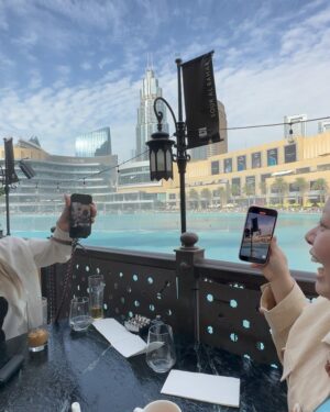 Naomi Watanabe Instagram - Dubai and Abū Dhabī Trip🐫
先日 @thelmaaoyama @alisaueno と
ドバイ&アブダビ旅行に行ったにょ！女子旅！

なぜかずっと爆笑で腹筋割れた
声も枯れたし砂漠の砂全部口に入った
ハイライトに色々あるから見てみて！

でも夕陽とモスクでは静かに感動してたよ
すごい綺麗だった！

動画もいっぱい撮ったから今度まとめてリールにあげるね！
たまにうちらが笑い過ぎて、人集まってきてる時もあったよ
なにか面白いこと起きたのかなって見に来てた

最後の写真は爆笑超え過ぎて逆に喜怒哀楽がわからない写真だよw
怒ってるように見えるし泣いてるようにも見えるよね

みんなにはどう見える？

I laughed way too much that in the last photo you can't tell what kind of emotion is being expressed  anymore lol
It sort of looks like I'm mad but it also looks like I'm crying  lol

What does it look like to you guys? 

#ドバイ
#アブダビ
#喜怒哀楽不明