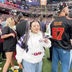 Naomi Watanabe Instagram - My super bowl day🏈 スーパーボウルの1日をまとめたよ！ 初めての生アメフトは激しくて興奮したし、 アッシャーのハーフタイムショーでアリシアキーズ来てド世代のmy boo生で聴けて泣いたし、謎の終始VRニキもアフターパーティーも全て最高でした！！ 全てがこれぞアメリカ！って感じでした ハーフタイムショー中、VRニキ達と私はずっと歌ってて 横のガチアメフトファンの人たち困惑して笑ってたww こいつら本当に歌すきなんだなって顔してた　 私の横にいたカップルも最初一緒にノリノリしてたのに うちらのガチ歌に後半引いてた　うにょ　苦笑 本当にチケット争奪戦の大人気スポーツだから周りの人たちみーんな恋人やら家族や友人にテレビ電話繋いで実況してて可愛かった！！ あとそこらじゅうにいっぱいセレブがいて 改めてスーパーボウルの凄さを実感しました😂 最高の経験をありがとうございました！ いつかスーパーボウルのハーフタイムショーで踊りたい！！！ 💇🏻‍♀️ @nerohair 📷 @ginevrazanoni @kevnmema @nfl @nfljapan_com #SuperBowl2024 #根暗の陽キャ
