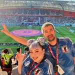 Naomi Watanabe Instagram - 日本vsドイツ カタールワールドカップに弾丸で試合観に行きました！ ミュージカル終わって即飛行機乗ったにょw 初めてのサッカー生観戦が歴史的な試合でまじぶち上がりました⚽️🔥 にわか中のにわかがこんな所にいていいのかしらって最初は緊張してたけど、途中から周りのドイツサポーター無視で喜びMAXだったにょw叫び過ぎて喉ぶっ壊れたにょw もう歌わないから叫びまくったw ユニフォーム着て街歩いてたら サウジアラビアサポーターが 「日本ぶちかませよ！頼むぞ！」とか ドイツサポーターが 「幸運を祈るよ！まあ負けないけどw」 とか楽しいコミュニケーションが取れて楽しかったw 会場では日本人サポーターもたっっくさんいて、まじで一丸になって歌唄ってめちゃ応援した！！！もちろんないろんな国の方が日本を応援しててさ、 チームっていいよなって泣きそうになった😭😭 今夜はコスタリカ戦！！ みんなでぶち上がってこ⚽️🇯🇵🇯🇵🇯🇵🇯🇵 ちなみに、ネロさんは大のサッカー好きで、横でずっとぶつぶつ喋ってたw 「今のオフサイドだろ！！💢」って100回叫んでたw楽しそうでよかったにょw #推しは三笘