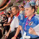 Naomi Watanabe Instagram - 日本vsドイツ カタールワールドカップに弾丸で試合観に行きました！ ミュージカル終わって即飛行機乗ったにょw 初めてのサッカー生観戦が歴史的な試合でまじぶち上がりました⚽️🔥 にわか中のにわかがこんな所にいていいのかしらって最初は緊張してたけど、途中から周りのドイツサポーター無視で喜びMAXだったにょw叫び過ぎて喉ぶっ壊れたにょw もう歌わないから叫びまくったw ユニフォーム着て街歩いてたら サウジアラビアサポーターが 「日本ぶちかませよ！頼むぞ！」とか ドイツサポーターが 「幸運を祈るよ！まあ負けないけどw」 とか楽しいコミュニケーションが取れて楽しかったw 会場では日本人サポーターもたっっくさんいて、まじで一丸になって歌唄ってめちゃ応援した！！！もちろんないろんな国の方が日本を応援しててさ、 チームっていいよなって泣きそうになった😭😭 今夜はコスタリカ戦！！ みんなでぶち上がってこ⚽️🇯🇵🇯🇵🇯🇵🇯🇵 ちなみに、ネロさんは大のサッカー好きで、横でずっとぶつぶつ喋ってたw 「今のオフサイドだろ！！💢」って100回叫んでたw楽しそうでよかったにょw #推しは三笘