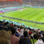 Naomi Watanabe Instagram - 日本vsドイツ カタールワールドカップに弾丸で試合観に行きました！ ミュージカル終わって即飛行機乗ったにょw 初めてのサッカー生観戦が歴史的な試合でまじぶち上がりました⚽️🔥 にわか中のにわかがこんな所にいていいのかしらって最初は緊張してたけど、途中から周りのドイツサポーター無視で喜びMAXだったにょw叫び過ぎて喉ぶっ壊れたにょw もう歌わないから叫びまくったw ユニフォーム着て街歩いてたら サウジアラビアサポーターが 「日本ぶちかませよ！頼むぞ！」とか ドイツサポーターが 「幸運を祈るよ！まあ負けないけどw」 とか楽しいコミュニケーションが取れて楽しかったw 会場では日本人サポーターもたっっくさんいて、まじで一丸になって歌唄ってめちゃ応援した！！！もちろんないろんな国の方が日本を応援しててさ、 チームっていいよなって泣きそうになった😭😭 今夜はコスタリカ戦！！ みんなでぶち上がってこ⚽️🇯🇵🇯🇵🇯🇵🇯🇵 ちなみに、ネロさんは大のサッカー好きで、横でずっとぶつぶつ喋ってたw 「今のオフサイドだろ！！💢」って100回叫んでたw楽しそうでよかったにょw #推しは三笘