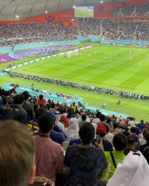 Naomi Watanabe Instagram - 日本vsドイツ カタールワールドカップに弾丸で試合観に行きました！
ミュージカル終わって即飛行機乗ったにょw

初めてのサッカー生観戦が歴史的な試合でまじぶち上がりました⚽️🔥
にわか中のにわかがこんな所にいていいのかしらって最初は緊張してたけど、途中から周りのドイツサポーター無視で喜びMAXだったにょw叫び過ぎて喉ぶっ壊れたにょw
もう歌わないから叫びまくったw

ユニフォーム着て街歩いてたら
サウジアラビアサポーターが
「日本ぶちかませよ！頼むぞ！」とか
ドイツサポーターが
「幸運を祈るよ！まあ負けないけどw」
とか楽しいコミュニケーションが取れて楽しかったw

会場では日本人サポーターもたっっくさんいて、まじで一丸になって歌唄ってめちゃ応援した！！！もちろんないろんな国の方が日本を応援しててさ、
チームっていいよなって泣きそうになった😭😭

今夜はコスタリカ戦！！
みんなでぶち上がってこ⚽️🇯🇵🇯🇵🇯🇵🇯🇵

ちなみに、ネロさんは大のサッカー好きで、横でずっとぶつぶつ喋ってたw
「今のオフサイドだろ！！💢」って100回叫んでたw楽しそうでよかったにょw

#推しは三笘
