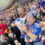 Naomi Watanabe Instagram – 日本vsドイツ カタールワールドカップに弾丸で試合観に行きました！
ミュージカル終わって即飛行機乗ったにょw

初めてのサッカー生観戦が歴史的な試合でまじぶち上がりました⚽️🔥
にわか中のにわかがこんな所にいていいのかしらって最初は緊張してたけど、途中から周りのドイツサポーター無視で喜びMAXだったにょw叫び過ぎて喉ぶっ壊れたにょw
もう歌わないから叫びまくったw

ユニフォーム着て街歩いてたら
サウジアラビアサポーターが
「日本ぶちかませよ！頼むぞ！」とか
ドイツサポーターが
「幸運を祈るよ！まあ負けないけどw」
とか楽しいコミュニケーションが取れて楽しかったw

会場では日本人サポーターもたっっくさんいて、まじで一丸になって歌唄ってめちゃ応援した！！！もちろんないろんな国の方が日本を応援しててさ、
チームっていいよなって泣きそうになった😭😭

今夜はコスタリカ戦！！
みんなでぶち上がってこ⚽️🇯🇵🇯🇵🇯🇵🇯🇵

ちなみに、ネロさんは大のサッカー好きで、横でずっとぶつぶつ喋ってたw
「今のオフサイドだろ！！💢」って100回叫んでたw楽しそうでよかったにょw

#推しは三笘