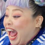 Naomi Watanabe Instagram – 日本vsドイツ カタールワールドカップに弾丸で試合観に行きました！
ミュージカル終わって即飛行機乗ったにょw

初めてのサッカー生観戦が歴史的な試合でまじぶち上がりました⚽️🔥
にわか中のにわかがこんな所にいていいのかしらって最初は緊張してたけど、途中から周りのドイツサポーター無視で喜びMAXだったにょw叫び過ぎて喉ぶっ壊れたにょw
もう歌わないから叫びまくったw

ユニフォーム着て街歩いてたら
サウジアラビアサポーターが
「日本ぶちかませよ！頼むぞ！」とか
ドイツサポーターが
「幸運を祈るよ！まあ負けないけどw」
とか楽しいコミュニケーションが取れて楽しかったw

会場では日本人サポーターもたっっくさんいて、まじで一丸になって歌唄ってめちゃ応援した！！！もちろんないろんな国の方が日本を応援しててさ、
チームっていいよなって泣きそうになった😭😭

今夜はコスタリカ戦！！
みんなでぶち上がってこ⚽️🇯🇵🇯🇵🇯🇵🇯🇵

ちなみに、ネロさんは大のサッカー好きで、横でずっとぶつぶつ喋ってたw
「今のオフサイドだろ！！💢」って100回叫んでたw楽しそうでよかったにょw

#推しは三笘