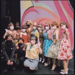 Naomi Watanabe Instagram - 昨日ミュージカル「ヘアスプレー」大千穐楽を迎えました！ 右も左も分からないミュージカル素人の私をカンパニーメンバーが約5ヶ月間、毎日励まし支えてくれました。こんな愛に溢れたカンパニーと愛に溢れた作品を愛に溢れたお客様にお届け出来たことを凄く幸せに思います。 沢山のお客様にお届けしたかったですが、一部公演中止がありました。改めて楽しみにしてくださった皆様、申し訳ございませんでした。 カンパニーメンバー誰1人大きな怪我もなく、悔しい思いもしながらコロナから復帰し、無事最後まで走り切ることができました。 本当に皆様の応援のおかげです！ 色々な形で沢山応援してくださった皆様、ありがとうございました！！ また皆様にお会いできる日を楽しみにしております。 てか、まじでみんなに会いたかった… 絶対会おうね。 ちなみに、、、、 20キロ痩せましたwwww おすすめだにょwwww ヘアスプレーダイエットwww 観に来た方はわかるよね？ あれは、痩せるよね？w Musical Hairspray ended successfully yesterday! Thank you for about 5 months!