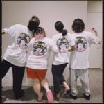 Naomi Watanabe Instagram - 昨日ミュージカル「ヘアスプレー」大千穐楽を迎えました！ 右も左も分からないミュージカル素人の私をカンパニーメンバーが約5ヶ月間、毎日励まし支えてくれました。こんな愛に溢れたカンパニーと愛に溢れた作品を愛に溢れたお客様にお届け出来たことを凄く幸せに思います。 沢山のお客様にお届けしたかったですが、一部公演中止がありました。改めて楽しみにしてくださった皆様、申し訳ございませんでした。 カンパニーメンバー誰1人大きな怪我もなく、悔しい思いもしながらコロナから復帰し、無事最後まで走り切ることができました。 本当に皆様の応援のおかげです！ 色々な形で沢山応援してくださった皆様、ありがとうございました！！ また皆様にお会いできる日を楽しみにしております。 てか、まじでみんなに会いたかった… 絶対会おうね。 ちなみに、、、、 20キロ痩せましたwwww おすすめだにょwwww ヘアスプレーダイエットwww 観に来た方はわかるよね？ あれは、痩せるよね？w Musical Hairspray ended successfully yesterday! Thank you for about 5 months!