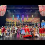 Naomi Watanabe Instagram - 昨日ミュージカル「ヘアスプレー」大千穐楽を迎えました！ 右も左も分からないミュージカル素人の私をカンパニーメンバーが約5ヶ月間、毎日励まし支えてくれました。こんな愛に溢れたカンパニーと愛に溢れた作品を愛に溢れたお客様にお届け出来たことを凄く幸せに思います。 沢山のお客様にお届けしたかったですが、一部公演中止がありました。改めて楽しみにしてくださった皆様、申し訳ございませんでした。 カンパニーメンバー誰1人大きな怪我もなく、悔しい思いもしながらコロナから復帰し、無事最後まで走り切ることができました。 本当に皆様の応援のおかげです！ 色々な形で沢山応援してくださった皆様、ありがとうございました！！ また皆様にお会いできる日を楽しみにしております。 てか、まじでみんなに会いたかった… 絶対会おうね。 ちなみに、、、、 20キロ痩せましたwwww おすすめだにょwwww ヘアスプレーダイエットwww 観に来た方はわかるよね？ あれは、痩せるよね？w Musical Hairspray ended successfully yesterday! Thank you for about 5 months!