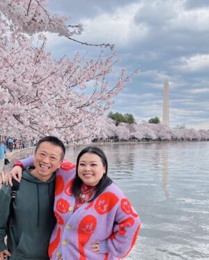 Naomi Watanabe Instagram - 初ワシントンD.C.🫶
全米桜祭りに行きました🌸
綺麗な満開大先生でした🥺🌸

友好の証に、日本からワシントンD.C.へ桜が寄贈されてから、今年で110年目らしいです🥰🌸
すっごい迫力の桜にちょっとウル🥲

でもぶっちゃけ、桜さんとの自撮りとてもむずいw どうしてもアングルが下からになるし、猫っ毛が顔にかかるから、なんか泣いたw

そして1番泣いたのは、一緒に行った友達の
お喋りモンスター、スーシーが
ワシントンD.C.行くまでの移動時間もずっと喋ってたこと😂
私が音楽聞くね☺️ってイヤフォンしても喋ってた😂聞いてほしいわけではないのかな？wまじで意味がわからない😂

スーシーが喋るたびに、
さくらが早く散ってるような気がした😂😂
どれくらいお喋りかは、ストーリーアーカイブをご覧ください😅

私の友達は昔、マシンガントークに耐えられなくて、スーシーの口を直接手で押さえたらしいよ😂それでも喋ってたらしい😂

でも、そんなスーシーが大好きなんだ😍🌸
一緒に桜見れて嬉しいよ🥹

美味しいカニ食べてたら時間がなくなっちゃって、行きたい博物館が全部閉まっちゃった…🫠次は泊まりがけで、全ての博物館制覇します☺️

まじ、D.C.最高😍😍

もちろん、最後の写真はTinder行きだよ😊クソ盛れたからね😊一枚目にしよ😊

みんなは何枚めが好き？w
(毎回聞くのなに？w)

It was my first time in Washington D.C.
I went to the Sakura Matsuri🌸
It was beautiful and in absolute full bloom🥺🌸

I heard that it’s been 110 years this year since Japan donated the cherry blossom trees to D.C. as a sign of friendship🥰🌸
Teared up a bit, seeing the impressive cherry blossoms🥲

It’s so hard taking selfies with them though – you have to shoot from the bottom up and because I have really soft hair, it gets in my face. It was so difficult – I think I cried a little lol

And I cried the most because my friend that I went with, Sushi, is such a chatter machine and he talked his ass off the whole time while traveling to D.C.😂 I told him I was going to listen to some music and wore earphones but he still talked 😂 He doesn’t even need me to listen lol I don’t get it😂

Every time Sushi talked, it felt like the cherry blossom petals were quickly falling off
😂😂 My friend told me that she couldn’t deal with his talkativeness anymore so she just went in and put her hand over his mouth to physically shut him up😂He still continued to talk, obviously😂

I still love Sushi though😍🌸
I was still happy to be able to see the cherry blossoms together🥹

We took too long devouring the delicious crabs and we couldn’t make it to the museum we wanted to go to… I’m going to stay the night next time and go to all the museums that I wanted to go to ☺️
D.C. was amazing foreal😍😍

Of course, the last photo will be used as my Tinder profile😊I look good right😊It’s going to be my first pic on my profile😊
Which photo do y’all like the best? Lol