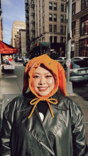 Naomi Watanabe Instagram - ニューヨークの冬は寒いので
防寒のために買った可愛い帽子たちを紹介
最後変なやつ出てきて草

みんなが被りたいやつはどれ？

Winter in New York is very cold.  Introducing my favorite hats! The last one is not Majin Buu😂