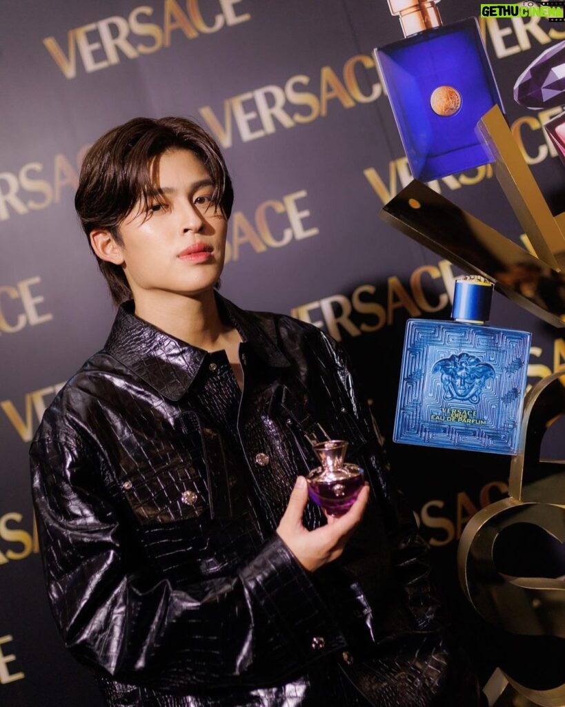 Naravit Lertratkosum Instagram - Versace Holiday Fragrance! 🖤💛 ใกล้ถึงช่วงเวลาแห่งความสุขปลายปีแบบนี้ ใครกำลังมองหาของขวัญให้กับคนพิเศษ ปอนด์ขอแนะนำน้ำหอม Versace และชุดของขวัญ Versace Holiday Set ให้กลิ่นหอมแทนความรู้สึก เพียงแค่ได้กลิ่นน้ำหอม Versace ก็คิดถึงปอนด์ทันที Versace Holiday Fragrance Season Pop-up 📍 Beauty Hall ชั้น M พารากอน ดีพาร์ทเม้นท์สโตร์ 🗓️ วันนี้ - 25 ต.ค. 2566 #VersaceFragrances #VersaceHolidayFragrance #DylanPurplexPond @beautyhall_thailand