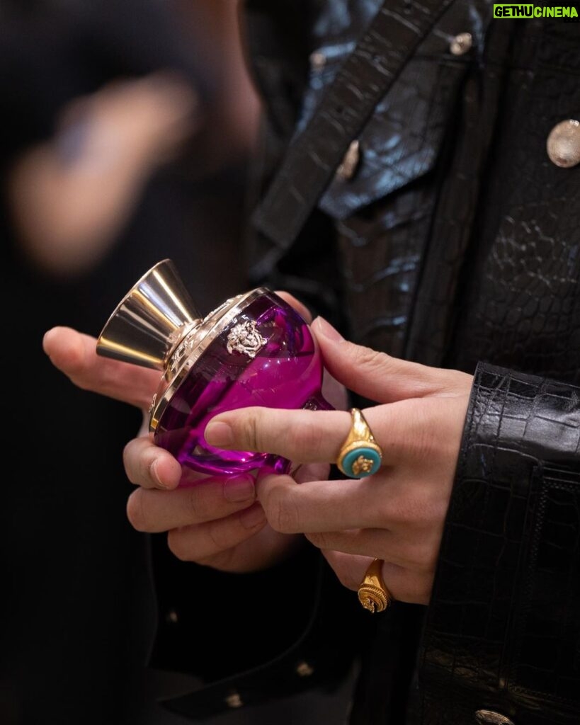 Naravit Lertratkosum Instagram - Versace Holiday Fragrance! 🖤💛 ใกล้ถึงช่วงเวลาแห่งความสุขปลายปีแบบนี้ ใครกำลังมองหาของขวัญให้กับคนพิเศษ ปอนด์ขอแนะนำน้ำหอม Versace และชุดของขวัญ Versace Holiday Set ให้กลิ่นหอมแทนความรู้สึก เพียงแค่ได้กลิ่นน้ำหอม Versace ก็คิดถึงปอนด์ทันที Versace Holiday Fragrance Season Pop-up 📍 Beauty Hall ชั้น M พารากอน ดีพาร์ทเม้นท์สโตร์ 🗓️ วันนี้ - 25 ต.ค. 2566 #VersaceFragrances #VersaceHolidayFragrance #DylanPurplexPond @beautyhall_thailand
