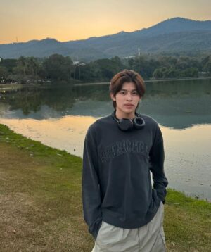 Naravit Lertratkosum Instagram - อยากใส่กางเกงช้าง 📸 : @phuwintang