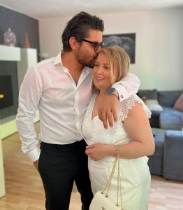 Nassif Zeytoun Instagram - أمّي هيَ جميع النّساء الطيّبات هي كلّ الأشياء البيضاء التي لا تُكتب بل تُرتل في دُعاء 🤍 ‏#NassifZeytoun