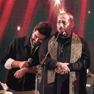 Nassif Zeytoun Instagram - بس ترتكي على الجبل هيك بكون المشهد.
و اخيراً طلعلي صورة مع المعلم الكبير متل ما بحلم 🙏🏻🤞🏻❤️‍🔥
#جورج_وسوف
#NassifZeytoun 💡