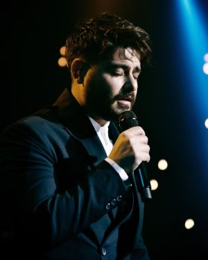 Nassif Zeytoun Instagram - هالحلقة كشفت قصص من حياتي كانت مخفية عن الأضواء.

بحب اشكر @mbc1 وفريق برنامج #اغاني_من_حياتي على الحلقة يلّي استمتعت خلالها جدّاً وبشكر كل موسيقي وعلى رأسهم  الاستاذ #ميشال_فاضل . 

انشالله على طول بقدّم الأفضل للجمهور الحبيب ❤️
#MBC1
#أغاني_من_حياتي 
#ناصيف_زيتون 
#NassifZeytoun 💡