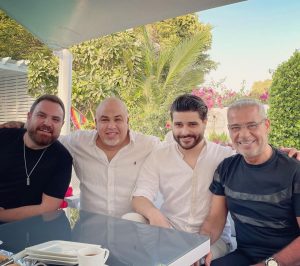 Nassif Zeytoun Instagram - المحطة الدائمة بكل زيارة الى دبي عند حبيب القلب ابو كرم مع الشريك الدائم بسام الترك و صديق ايام الدراسة و النجم ايمن عبد السلام ... ابو كرم بيجمعنا 🙏🏻
#NassifZeytoun 💡