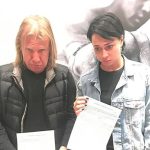 Nastasya Samburskaya Instagram - Сразу прокомментирую вчерашнее дело в Мосгорсуде, по которому Национальная музыкальная корпорация в лице В.Я. Дробыша выиграло дело. Савеловский суд вынес решение, по которому во всех требованиях НМК ко мне было отказано. Требования были такие - я должна возместить НМК какие-то убытки. Под убытками и НМК и Дробыш понимают расходы на мое продюсирование. Проще говоря, продюсер должен сделать композиции или клипы для артиста и это, видите ли, не расходы продюсера на развитие творчества артиста, а, как оказывается, убытки. Получается, что Савеловский суд разобрался в том, что убытки и расходы это две разные вещи, а Мосгорсуд почему-то посчитал что это одно и то же. Иными словами, если бизнесмен снимает офис для бизнеса, а бизнес не пошел по каким-то причинам, то он приходит к арендатору и говорит - бизнес не пошел, верни мне все деньги за аренду. Вот такое искаженное понимание бывает иногда. Мои юристы объяснили, что есть статья 15 ГК РФ - убытки, и есть понятие расходов. И вот вчера эти два совершенно разных поняти смешали! Очень странным образом судей меняли… ВНИМАНИЕ… аж ТРИ раза! А потом, личное присутствие Дробыша в суде как-то магически повлияло и Мосгорсуд вынес прямо противоположное решение! И расходы продюсера вдруг странным образом стали убытками. Мы с таким определением Мосгорсуда не согласны и естественно будем его обжаловать, учитывая, что нарушен закон.