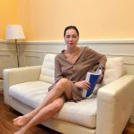 Nastasya Samburskaya Instagram - Сейчас мне 35 лет. До встречи с ковидом я не знала почти никаких проблем со здоровьем. Но вот потом начали вылезать неприятные моменты то тут, то там. Пришло время с этим разобраться. Как все проходило. Сначала курирующий доктор выяснил мои проблемы и пожелания. На основе этого мне составили персональную программу. В неё вошли консультации огромного количества врачей, исследования крови, обследование сердечно-сосудистой системы, МРТ, КТ, УЗИ внутренних органов, и ещё куча всего. Проверили весь организм, в прямом смысле от волос, до пальцев ног! Что в итоге? Всего три дня и я теперь полностью знаю состояние своего организма, нашлись моменты о которых я и не подозревала, за которыми необходимо следить и если бы я не узнала обо всем на ранней стадии, то в будущем, без обследований, могло дойти до плачевных последствий… Теперь для меня чекап раз в год - это как почистить зубы. Что понравилось? Да все! Все быстро, без всяких очередей, прям за ручку везде водили. Персонал очень внимательный, а жила как в гостинице. Что не понравилось? Ну разве что три дня на диете посидеть пришлось. Это было надо для обследований. Ну и теперь самое главное. Не рекламы ради, а вот просто от души рекомендую всем, кто следит за здоровьем - за чекапом вам сюда @kremlinmedicine https://t.me/kremlinmedicine https://vk.com/kremlinmedicine ЦКБ Управления Делами Президента РФ-приёмный покой