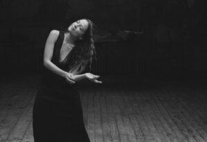 Natalia Lafourcade Instagram - It has been a wonderful musical journey, filled with learning and exploration. Thanks to the @recordingacademy #GRAMMYs 🙌 This album helped me to explore other creative places and possibilities that existed within my soul and my heart. And I remember writing these songs without imagining everything that would come. From the crack came a wonderful flower and a whole world with this album. I am grateful and happy to have shared this piece with incredible artists who came to enrich my world. I would love to relive each stage of this album again and leave a mark of how much it means in my life, in my path. I love knowing that now this album takes a new flight. 🕊 Thank you for welcoming it into your hearts. I would like to keep sharing the list of my creative family on this project. #detodaslasfloresnl I feel like it’s been a while since we started. Quiero agradecer a mi hermoso equipo de trabajo. A la parte del arte y fotografía detrás de este concepto. Especialmente a @soniasieff haciendo la portada y a @maureenme que estuvieron en momentos tan especiales. La lista después se hizo infinita. ♥️👀. CONCEPTO DE ARTE: Daniela Velasco y Natalia Lafourcade. MONTAJE DE ARTE: Daniela Velasco. FOTOGRAFÍA: @soniasieff y Maureen M. Evans. 
VESTUARIO: @maisonrabihkayrouz  VIDEO: Alessandra Zapata, Daniel Sedas, Juan Pablo López-Fonseca y Rocío Alcázar.

Enriqueta Calderón y Kevin Lawrie: thank you for your support and so much work that we made together. I love you both. This album is a maestro! Gracias vida! 
SVP A&R: Charlie García 
SUBDIR A&R: Maité García and  all my team at @sonymusicmexico 💋🫶
