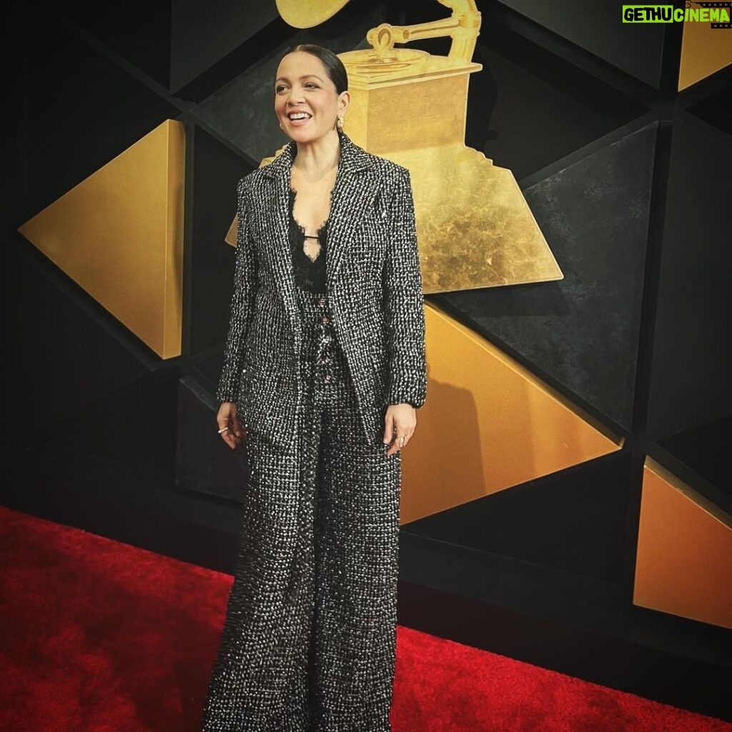 Natalia Lafourcade Instagram - En la experiencia de la 66th edición de los #GRAMMYs @recordingacademy he tenido la compañía de hermosas piezas y diseñadores, también algunos amuletos de la buena suerte como lo fue la pieza que me acompañó en todos los conciertos de #detodaslasflorestour y llevé debajo de mi traje, gracias infinitas @candanoclau @c.a.n.c.i.n.o 🌸 @chanelofficial @cartier @louboutinworld @posh.a.bee l @itziarcarracedo seguimos recordando lo especial que fue este viaje y agradeciendo por cada paso. ¡GRACIAS VIDA!